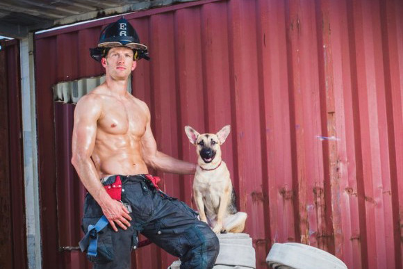 涙腺うるうるハッピーエンディング。消防士マッチョカレンダーが縁で家族となった消防士と犬。それにはこんな事情があった。