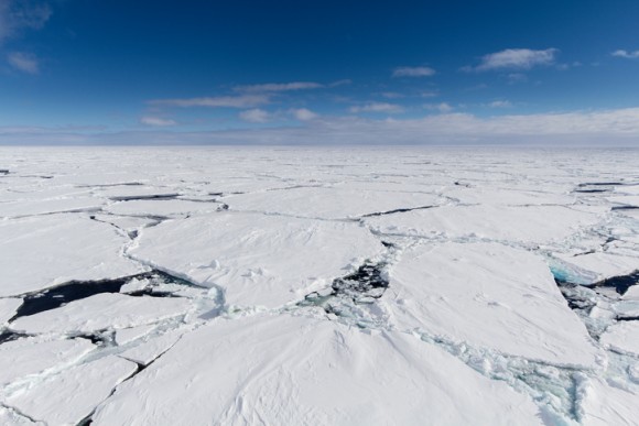南極の氷の下では頻繁に地震が起きている。南極の地震を観測することでプレート活動を理解しようという試み（米研究）