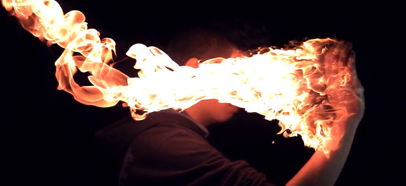 炎のビンタ。火のついた手で顔をビンタする動きをスローモーション高画質で見る映像