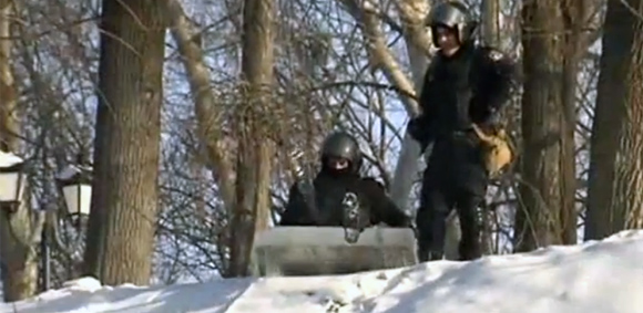 一方ウクライナでは・・・警察機動隊員が盾でソリ遊びしてた。