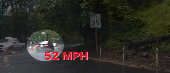 スピード違反車両発見！パトカーが追跡開始。おっとここでカモの親子が！！どうする？おまわりさん（米オレゴン州）