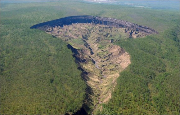 地下世界への門。シベリアの永久凍土にある神秘のクレーターで20万年前の土壌を発見（ロシア）