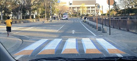 錯視効果を利用した「浮き上がって見える横断歩道」が静岡市にお目見え。事故防止の為