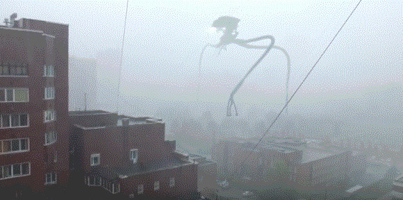侵略キター？霧の中に包まれたロシアの市街地を移動する巨大な異形生命体。