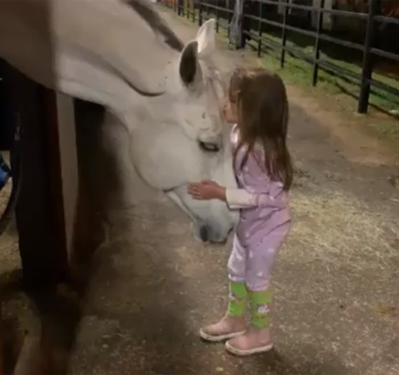 ホース・ウィスパラー（馬にささやく者）。白馬と心を通じ合わせることができる5歳の少女（アメリカ）