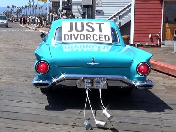 車で離婚を高らかに宣言！アメリカで流行ってるらしいブライダルカーならぬディボース（離婚）カーを走らせる行為