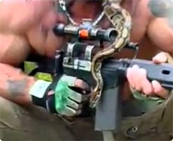 ヘビを巻きつけながら・・・ボスニアのランボーのアクションシーン