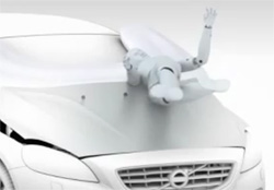 ボルボがエアバッグに本気を出した。「歩行者用エアバッグ」を市販車に導入