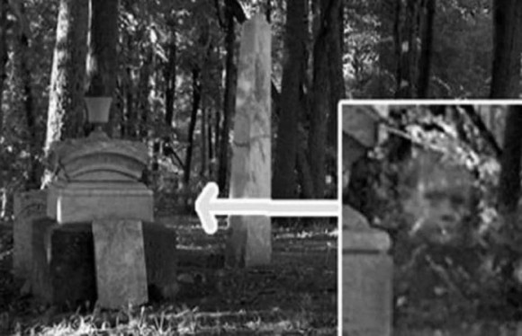 墓地で撮影された15の不気味な心霊的写真