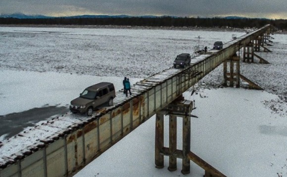 ガードレール一切なし！凍り付いた狭い枕木の上を命がけで渡る、ロシア「クアンディンスキー橋」
