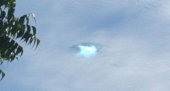 異次元につながる穴？米カリフォルニア上空の雲に開いた不思議な穴