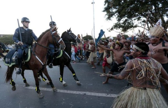 ブラジル・ワールドカップ反対デモ。ついに先住民が参戦、弓矢と竹槍を装備し武装警察と衝突。