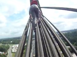 命の価値は？ロシアの若者たち、またしても高所への大冒険。今度は吊り橋の天辺へ