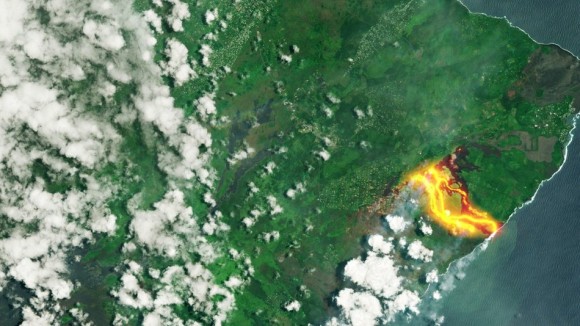 宇宙から見た噴火中のキラウエア火山の様子がダイナミック！