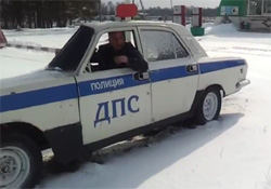 薄すぎるロシアのパトカー＆硬すぎる中国のロボコップ