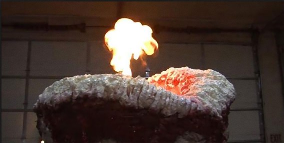 等身大なの？全長6フィートの火を噴くパックンフラワーを自作