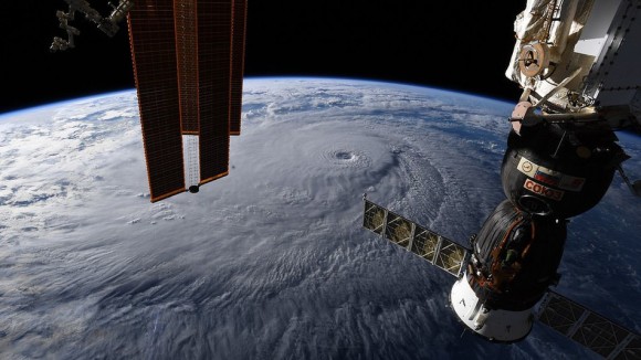 宇宙から撮影した巨大ハリケーン「レーン」が驚愕のでかさ！（アメリカ・ハワイ）