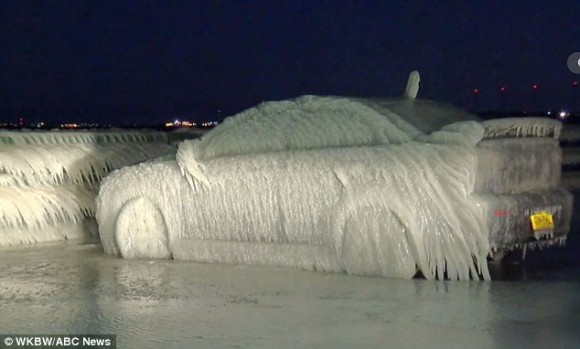 車が氷のまゆに包まれた！たった一晩駐車しただけで氷の彫刻みたいなことになってしまった車（アメリカ）