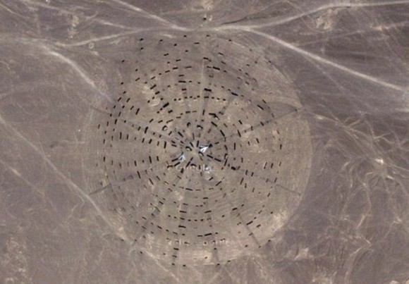 中国の秘密軍事基地なのか？ミステリーサークルなのか？ゴビ砂漠内に奇妙な環状の建造物が発見される。