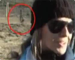 ヒトガタ？テレビ生放送インタビュー中に現れた謎の歩行生物（アルゼンチン）