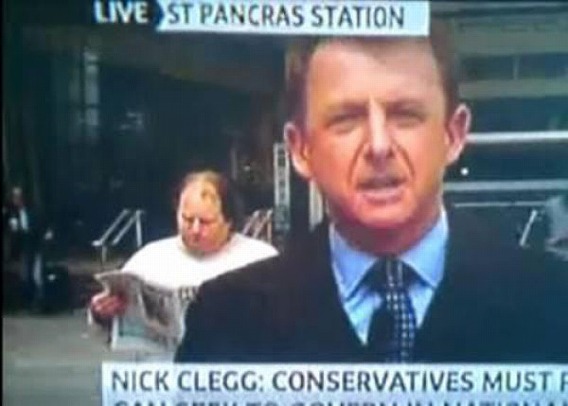 fat_guy_in_the_backgrounds_of_every_newscast_640_18