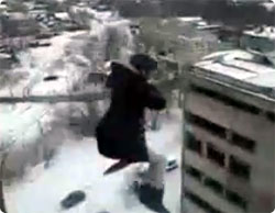 高いところ大好きなロシア少年少女の冬の度胸試し、屋根の上からバンジージャンプ