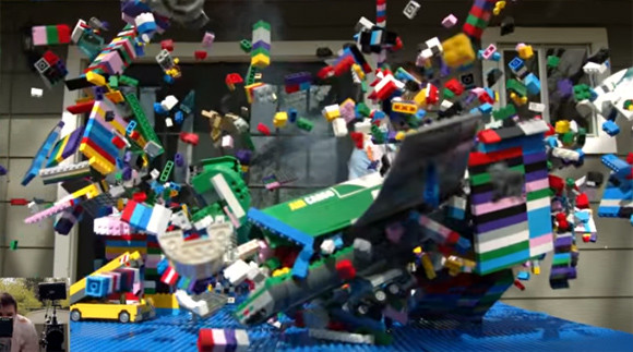 大人の破壊実験。レゴブロックにおもちゃの飛行機を全力でぶつけた時の瞬間をスローモーションで