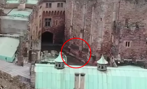 馬に乗った騎士の幽霊？バークレー城の中庭をドローン撮影したところ、謎の現象と共に不思議な映像が(イギリス)
