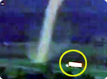 竜巻で一瞬にして粉砕されるトラックの映像が凄まじい（アメリカ・オクラホマ）