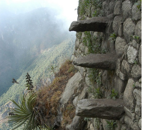 手すりがなくて震える...マチュピチュ近郊にあるワイナピチュ山の断崖絶壁にある死の階段（ペルー）