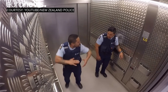 この警察官たちノリノリだぜ！ニュージーランド警察官のある日のエレベーター内での出来事
