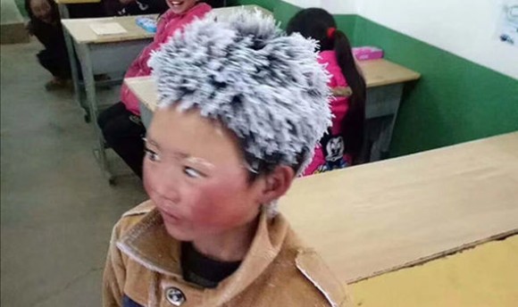 頭は凍り付き、手はあかぎれだらけ。極寒の中往復9キロの道のりを薄着で通学する中国の小学生
