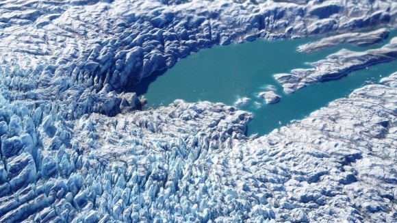 グリーンランドに異変。国内最大の氷河が融け大きな池が観察される