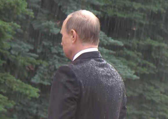 プーチン名言、いただきました。雨に打たれてずぶ濡れぬれになったプーチンに「なぜ傘をささないの？」その回答は？