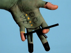 1人の兵士が誕生し、死に行くまでを腕1本で表現したショートフィルム「Fine by Virgilio Villoresi」