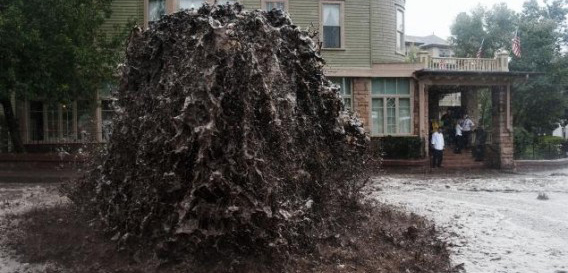 まるでヘドロモンスター。米コロラド州を襲った豪雨で下水道が破裂、マンホールから汚泥が大噴出