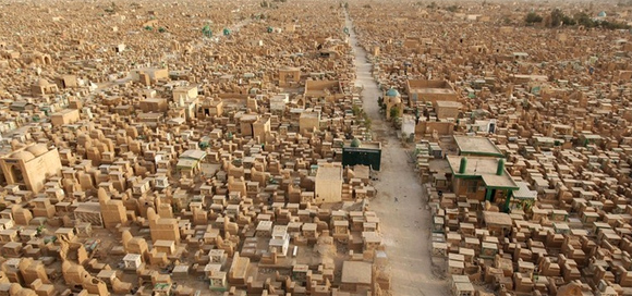 数百万人の遺体が埋葬されている世界最大の巨大墓地、ワディ・アル・サラーム（イラク）
