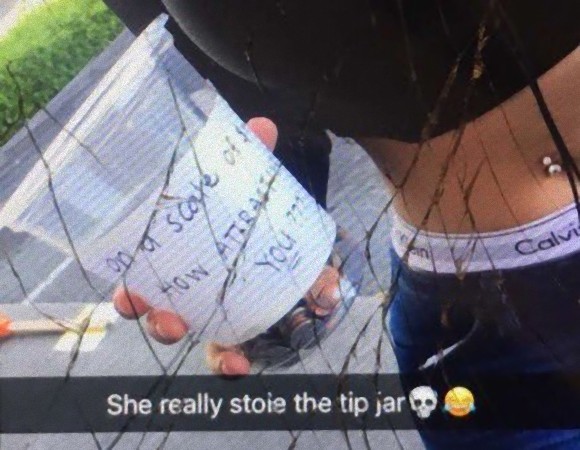 チップの入ったカップを盗んだ10代少女、ネット民に追跡される