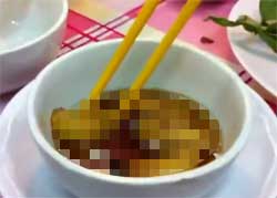 ベトナムの珍味、このうごめく料理の正体はいったい？（虫注意）