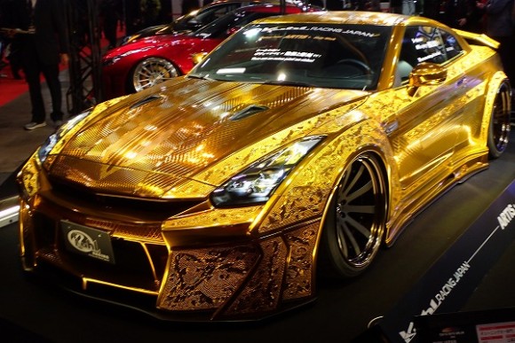 メキシコのマフィアが言い値で買いそうな輝きのゴールデン。東京オートサロン2016でカスタマイズされた黄金彫刻の日産GT-R
