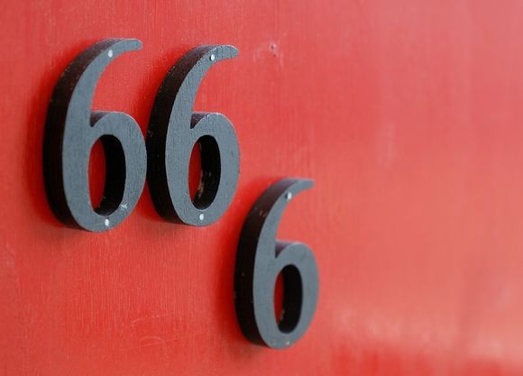カトリック系の学校のロッカー番号には「666」がないことに関する海外の反応