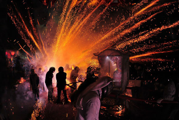 頭上注意にもほどがある。台湾の塩水ロケット花火祭 の花火が凄すぎた。