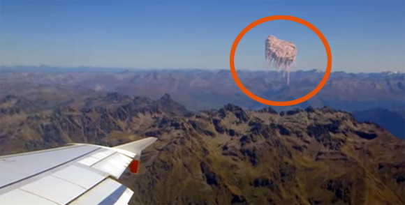 使徒・襲来？ニュージーランド上空で発見されたモジョっとした未確認飛行物体
