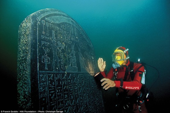 海底に眠るエジプトの古代都市、ヘラクレイオンとその失われた財宝