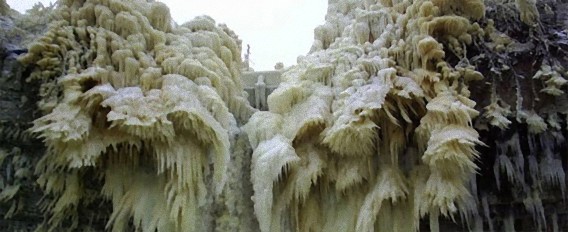 滝の水しぶきにより街全体が氷に覆われる幻想世界、エストニア、「オンティカ・バラステの滝」