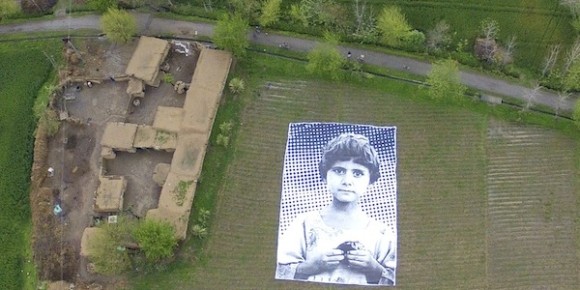 米国の無人機攻撃に警告を促すため、子供の巨大な肖像画を農場に設置（パキスタン）
