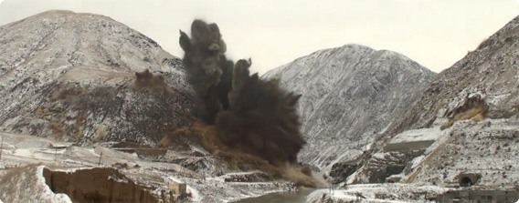 【動画】大迫力、雪山の爆破映像（高画質）