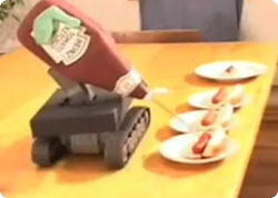 大サービス？ケチャップロボットが大暴れ