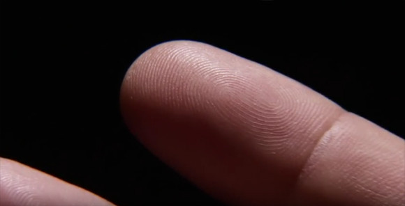 指先を接写！皮膚隆線から汗が流れ出る瞬間を記録した貴重な映像（閲覧注意）