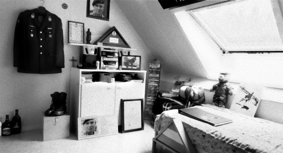  「R.I.P.」戦死した青年兵士たちの自宅の寝室を撮影した「Bedrooms of the Fallen」